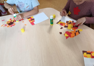 Dzieci podczas wykonywania pracy plastycznej