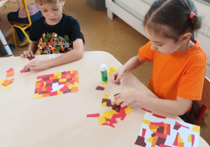 Dzieci podczas wykonywania pracy plastycznej