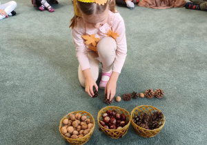 Dziewczynka układa rytm z darów jesieni
