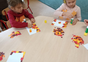 Dziewczynki podczas wykonywania pracy plastycznej