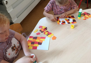 Dziewczynki podczas wykonywania pracy plastycznej