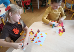 Dziewczynki podczas wykonywania pracy plastycznej