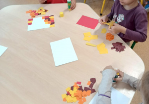 Dziewczynki podczas wykonywania pracy plastycznej