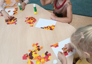 Dziewczynki podczas wykonywania pracy plastycznej