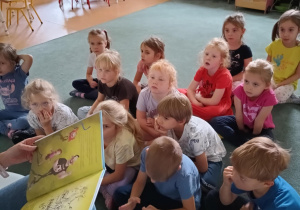 Dzieci słuchają czytanej książki