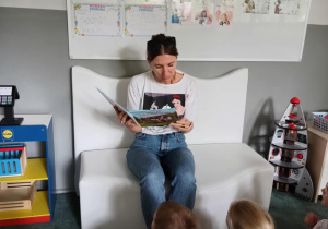 Pani czyta dzieciom książkę