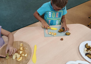 Chłopiec kroi owoce