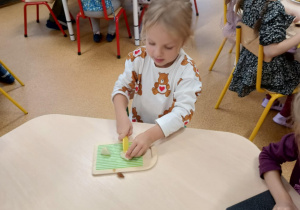 Dziewczynka kroi jabłko