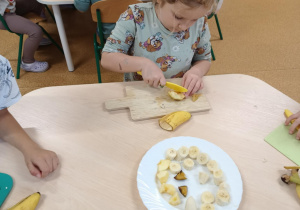 Dziewczynka kroi jabłko