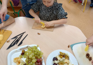 Dziewczynka kroi jabłko