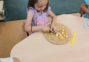 Dziewczynka kroi owoce