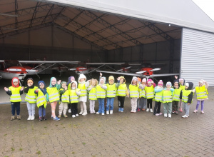 Dzieci podczas wycieczki na lotnisko