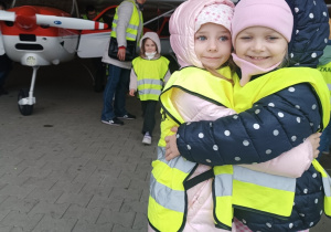 Dziewczynki podczas wycieczki na lotnisko