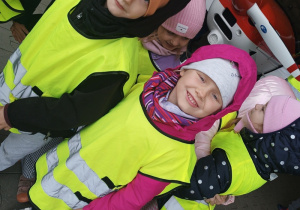 Dzieci podczas wycieczki na lotnisko