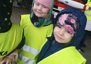 Dziewczynki podczas wycieczki na lotnisko