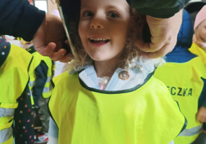 Dziewczynka przymierzająca hełm strażacki