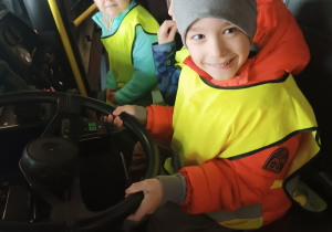 Dzieci siedzące w wozie strażackim