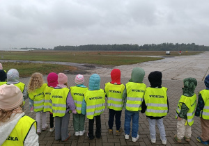 Dzieci obserwujące lądowanie samolotu