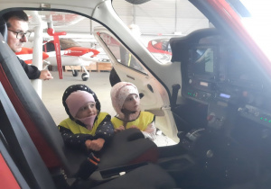 Dzieci oglądające wnętrze samolotu