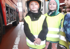 Chłopiec w hełmie strażackim