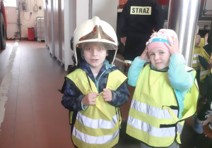 Chłopiec w hełmie strażackim