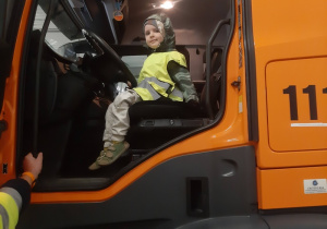 Chłopiec siedzący w aucie porządkowym na lotnisku