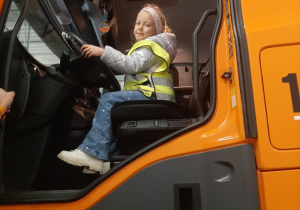 Dziewczynka siedząca w aucie porządkowym na lotnisku