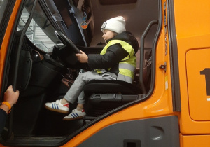 Dziewczynka siedząca w aucie porządkowym na lotnisku