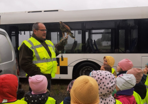 Dzieci podczas wizyty u sokolnika