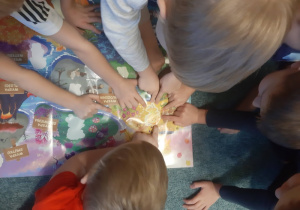 Dzieci podczas zajęć z cyklu "Czuciaki w krainie emocji"