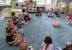 Dzieci podczas zajęć o emocjach