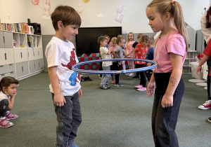 zabawa z hula-hop; doskonalenie umiejętności współpracy