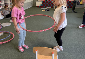 zabawa z hula-hop; doskonalenie umiejętności współpracy
