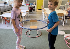 zabawa z hula-hop; doskonalenie umiejętności współpracy