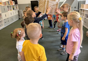 Dzień Kuriera - zabawa w przekazywanie paczek