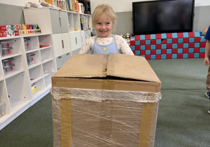 Dzień Kuriera - zabawa w przekazywanie paczek