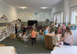 kreatywne zabawy z pudełkami tekturowymi