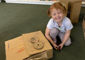 kreatywne zabawy z pudełkami tekturowymi