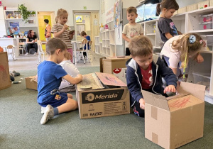 kreatywne zabawy z pudełkami tekturowymi