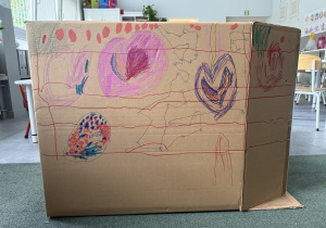 kreatywne zabawy z pudełkami tekturowymi