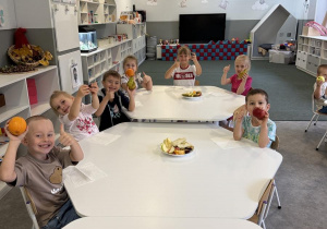 Dzień owoców i warzyw- dzieci poznają różne owoce i warzywa