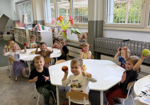 Dzień owoców i warzyw- dzieci poznają różne owoce i warzywa