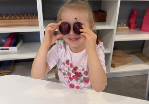 Dzień owoców i warzyw- dzieci poznają różne owoce i warzywa