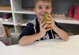 Dzień owoców i warzyw- dzieci poznają różne owoce i warzywa