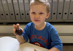 Dzień owoców i warzyw- dzieci poznają różne owoce i warzywa