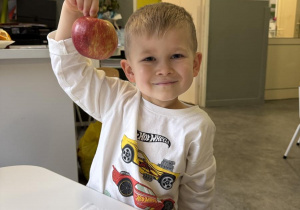 Dzień owoców i warzyw- dzieci poznają różne owoce i warzywa