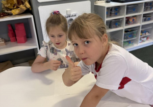 dzieci poznają smaki owoców