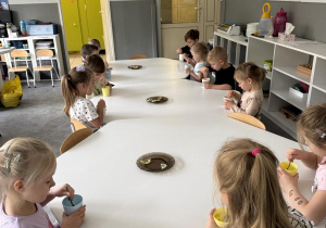 dzieci poznają smaki owoców