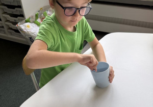 dzieci poznają smaki owoców