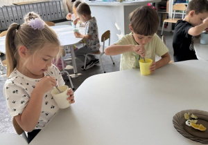 dzieci poznają smaki owoców